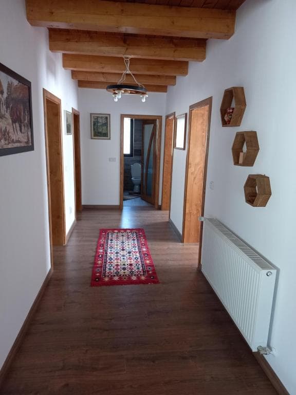 Hol interior cu lemn masiv