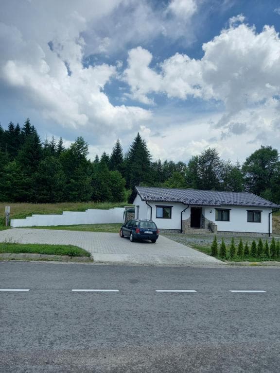 Exteriorul casei văzut din curte